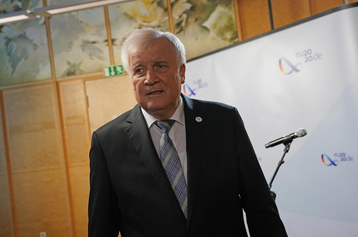 Migranti: Seehofer, indegna mancanza solidarietà in Ue