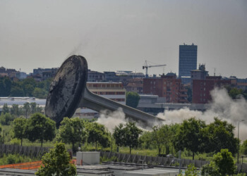 Milano: abbattuta torre Quartiere Adriano, si farà piscina