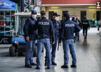 Minaccia passanti con coltello, arrestata