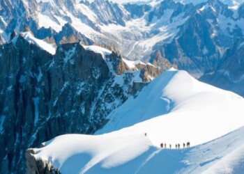Monte Bianco, conquistano la vetta poi la nebbia li tradisce: precipitano e muoiono due alpinisti italiani