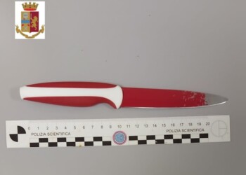 Picchia e con un coltello insegue la moglie, arrestato