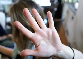 Picchia e violenta compagna per anni, arrestato in Trentino