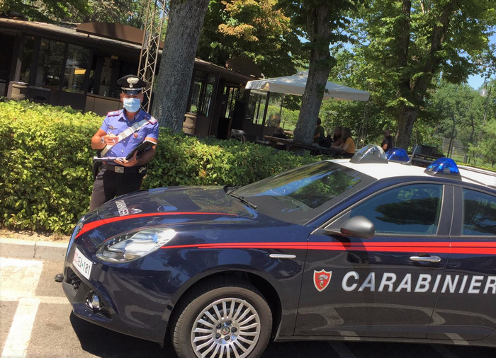 Picchiarono 17enne, denunciati in 10