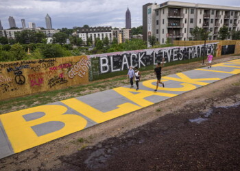 Poliziotto a Floyd, se non puoi respirare allora non urlare