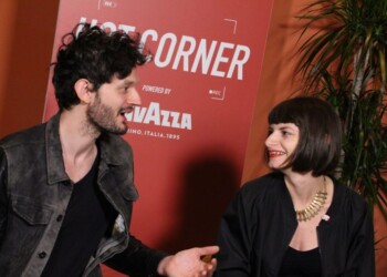 PRIMA VISIONE DI “STAY STILL”, PRESENTANO IL FILM LA REGISTA ELISA MISHTO E SASCHA RING (APPARAT), TRA GLI AUTORI PIÙ NOTI DEL PANORAMA ELETTRONICO EUROPEO