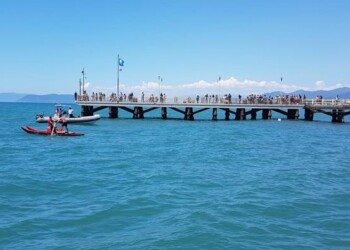 Si tuffa pontile Forte dei Marmi, ricerche in mare ragazzo