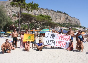 “La mia spiaggia resta libera”, flash mob di Legambiente Palermo sulla spiaggia di Mondello