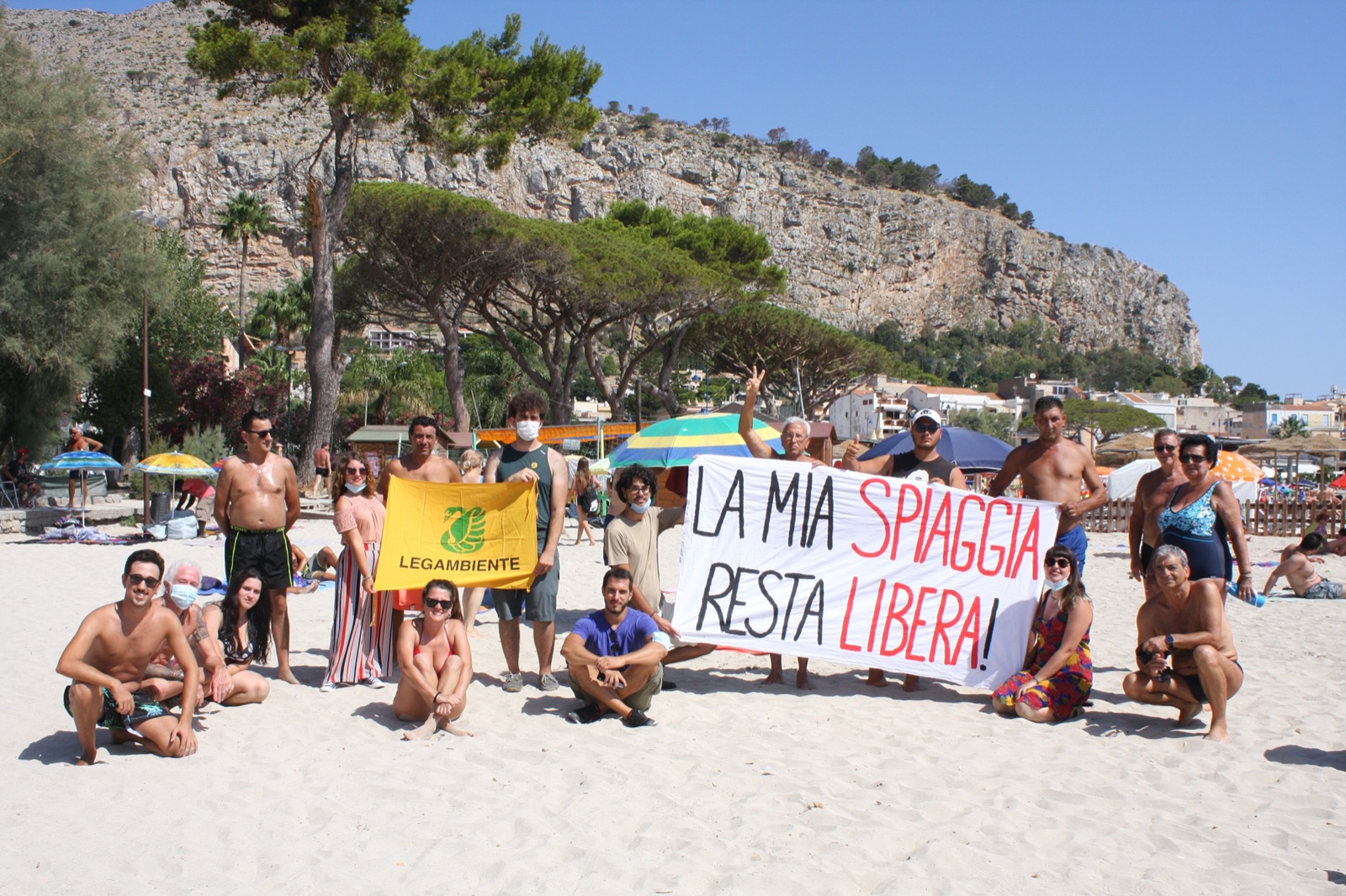 “La mia spiaggia resta libera”, flash mob di Legambiente Palermo sulla spiaggia di Mondello