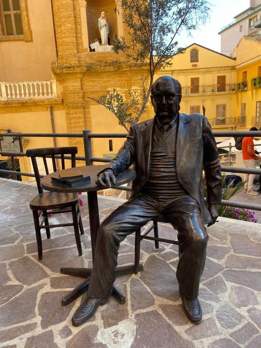 Statua Camilleri nel ‘salotto buono’ di Agrigento