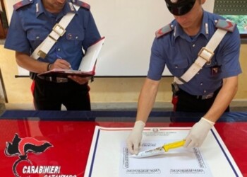 Tenta estorsione armato di coltello, arrestato dai Cc