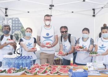 Il Ferragosto di Progetto Arca per i senzatetto: anguria fresca e 10.000 bottigliette di acqua