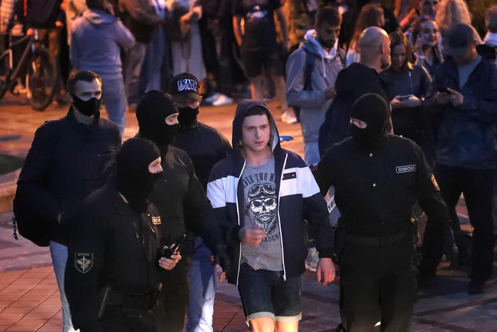 Bielorussia: media, oltre 200 fermati in Piazza Indipendenza