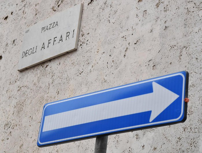 Borsa: Milano amplia calo (-1,3%), spread sfiora 142 punti