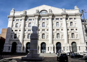 Borsa: Milano amplia il calo (-1,9%), pesa Atlantia