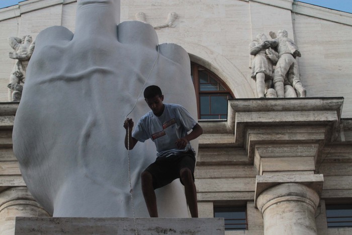 Borsa: Milano apre in rialzo, +0,72%