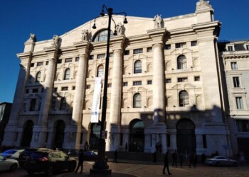 Borsa: Milano chiude in calo, -0,52%