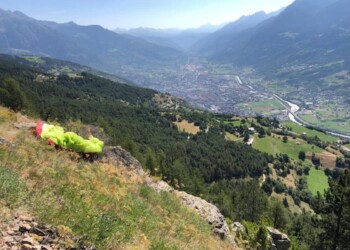 Cade in parapendio, grave pilota 65enne