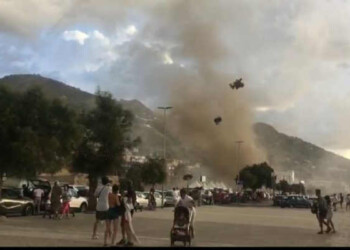 Cefalù, TROMBA D’ARIA irrompe in spiaggia fra i bagnanti. Video impressionante
