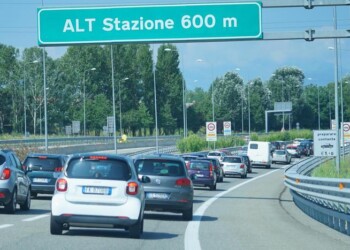Cgia, ogni anno passiamo 38 ore fermi in coda nelle auto