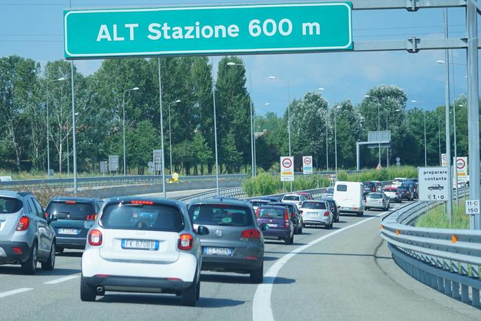 Cgia, ogni anno passiamo 38 ore fermi in coda nelle auto