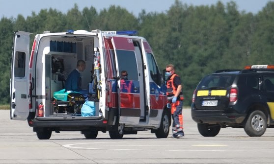 Ciclismo, Jakobsen in piedi dopo la grande paura: sale in aereo e torna in Olanda