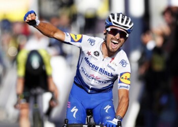 Ciclismo, Tour de France: il graffio di Alaphilippe, vince la tappa e conquista la gialla