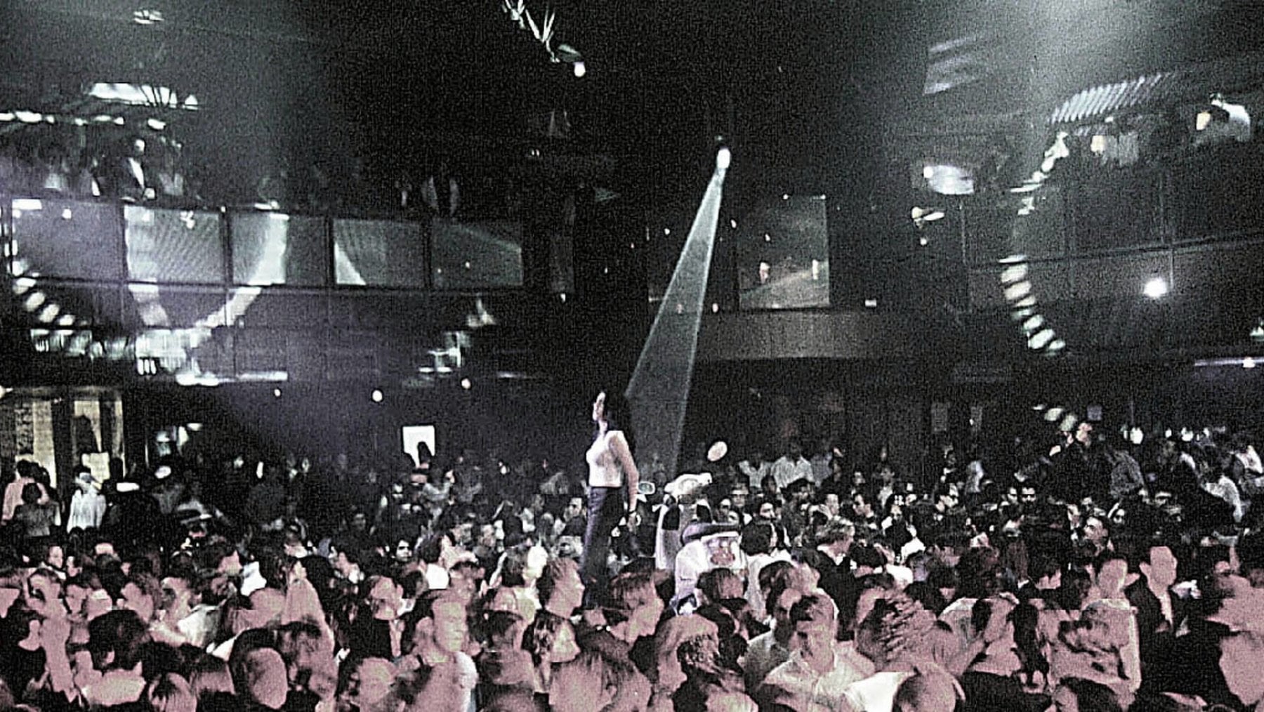 Coronavirus, 21 positivi tra i dipendenti del Phi Beach di Baja Sardinia. Ipotesi trasporti dedicati per i turisti in isolamento