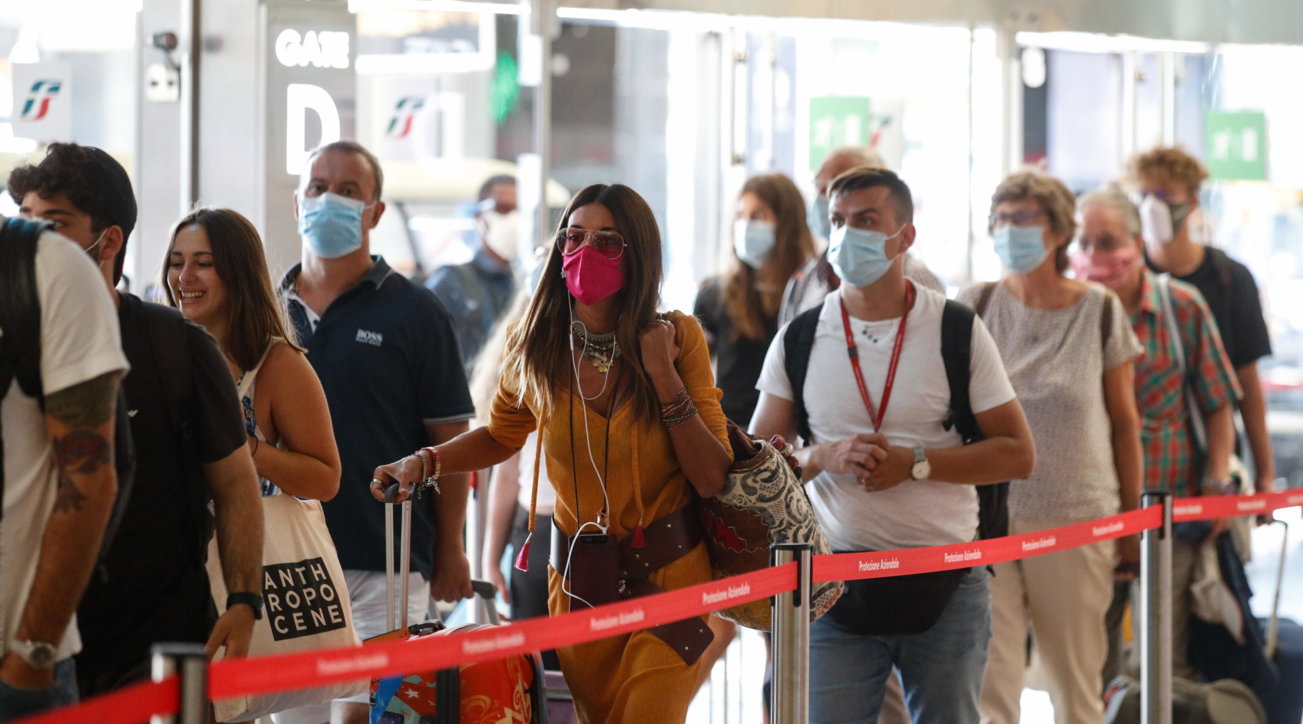 Coronavirus, 463 nuovi casi e 2 morti: vittime ai minimi da febbraio | La Lombardia la regione con più positivi