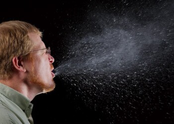 Coronavirus, la matematica svela il viaggio delle gocce di saliva