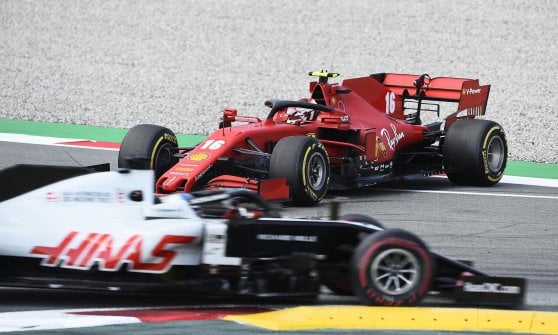 F1, in Spagna domina Hamilton. Verstappen secondo, poi Bottas. Ferrari: settimo Vettel, ritiro per Leclerc