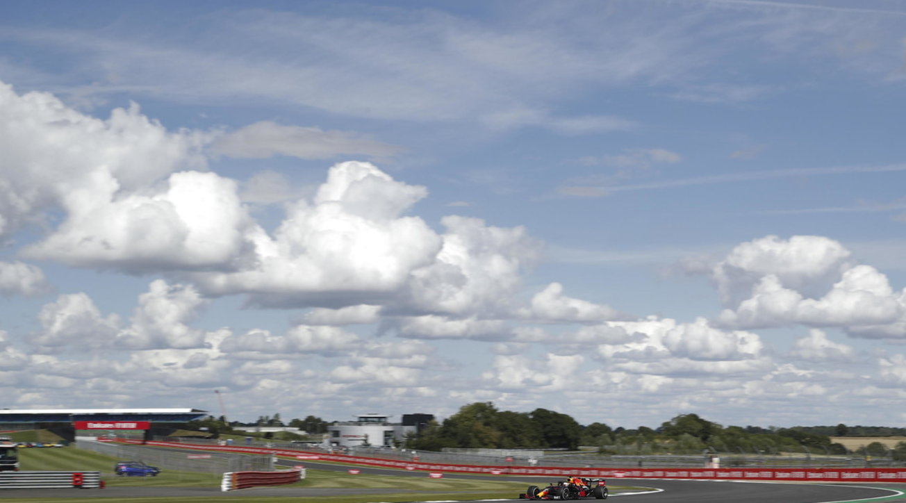F1 Silverstone: Hamilton vince con i brividi, terzo Leclerc