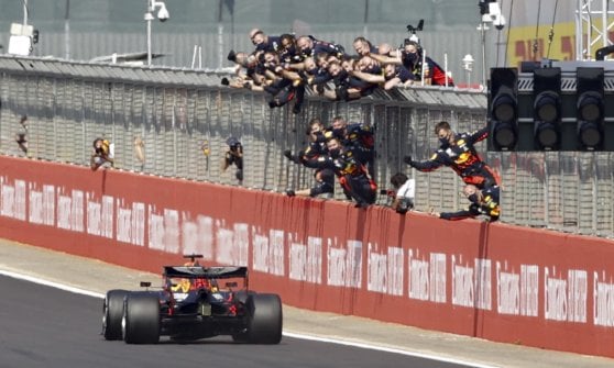 F1, Verstappen vince a Silverstone e rompe il dominio Mercedes. La Ferrari di Leclerc ai piedi del podio