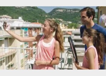 Giocavano a tennis dai tetti durante il lockdown: ora sfidano Federer. Il sogno delle 2 ragazze si avvera – Il video
