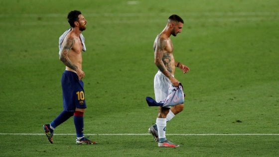 Il Napoli volta pagina, a Barcellona la fine di un ciclo. Insigne saluta Callejon: “Quel tuo taglio mi mancherà”