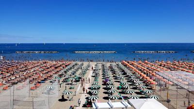 Spiagge 'occupate', sempre meno libere e balneabili