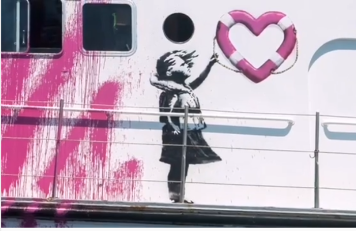 Migranti: nave Banksy assistita dalla Guardia Costiera