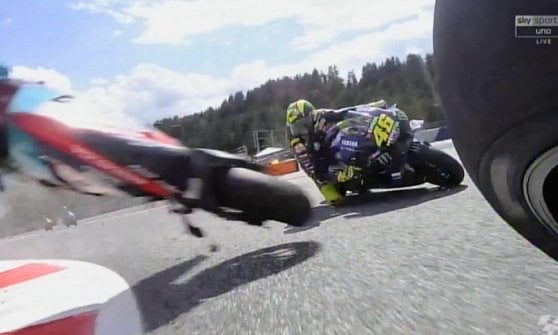 MotoGp, in Austria trionfa Dovizioso. Pauroso incidente Morbidelli-Zarco, la moto in volo sfiora Rossi