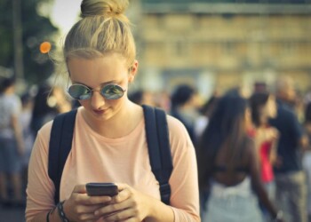 Oltre 9 italiani su 10 hanno lo smartphone sempre in mano,anche durante le vacanze