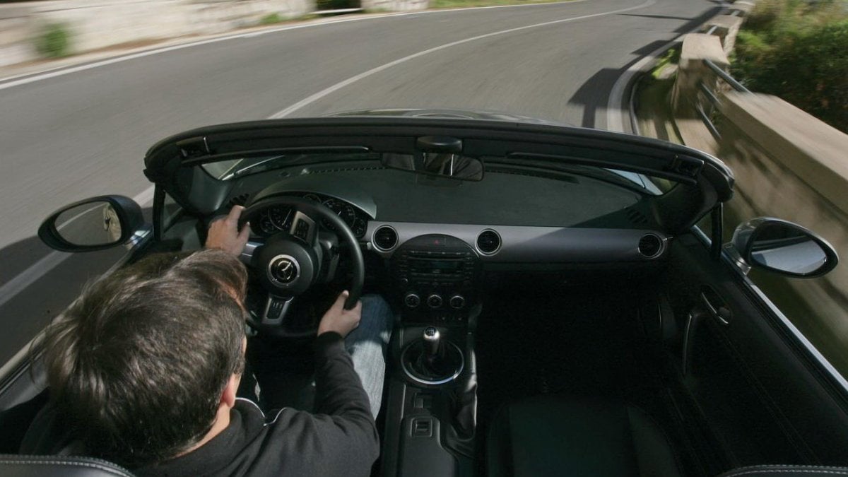 Non fate arrabbiare francesi e greci, sono i più nervosi in auto