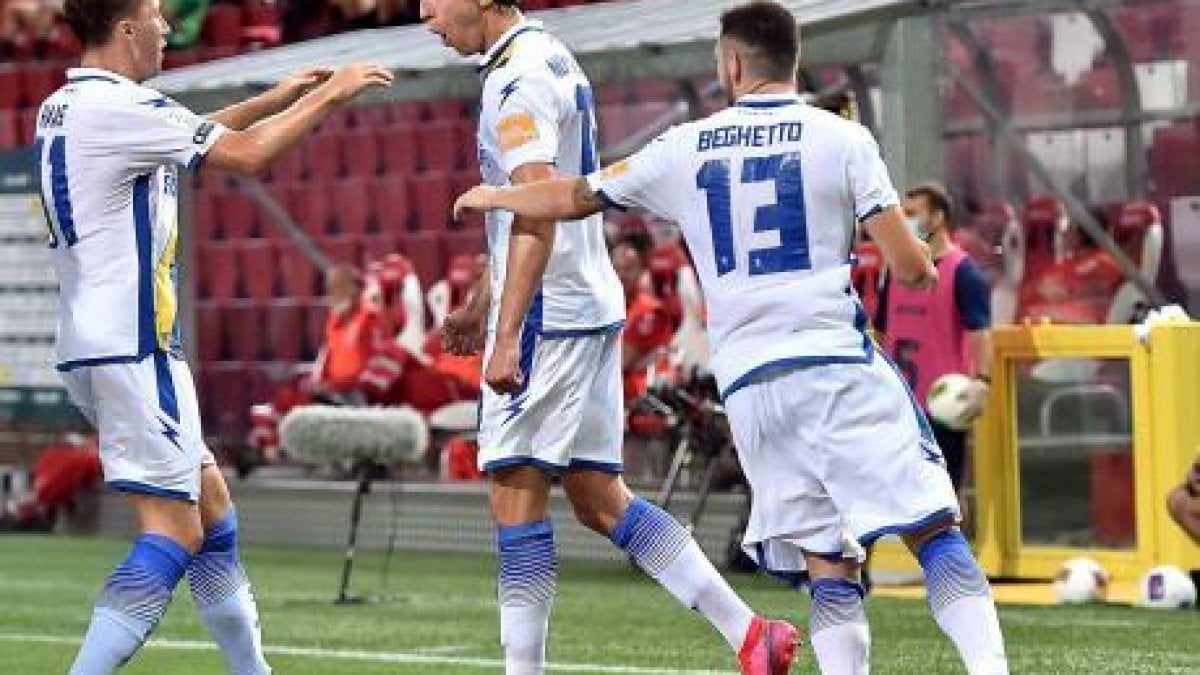 Pordenone-Frosinone 0-2, Ciano e Novakovich regalano ai ciociari la finale