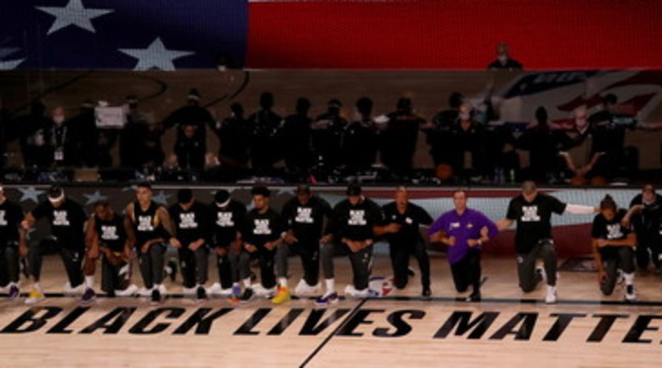Riparte stagione Nba, giocatori in ginocchio all’inno contro il razzismo