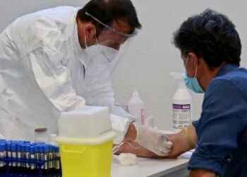 Scuola, al via due milioni di test sierologici per il personale