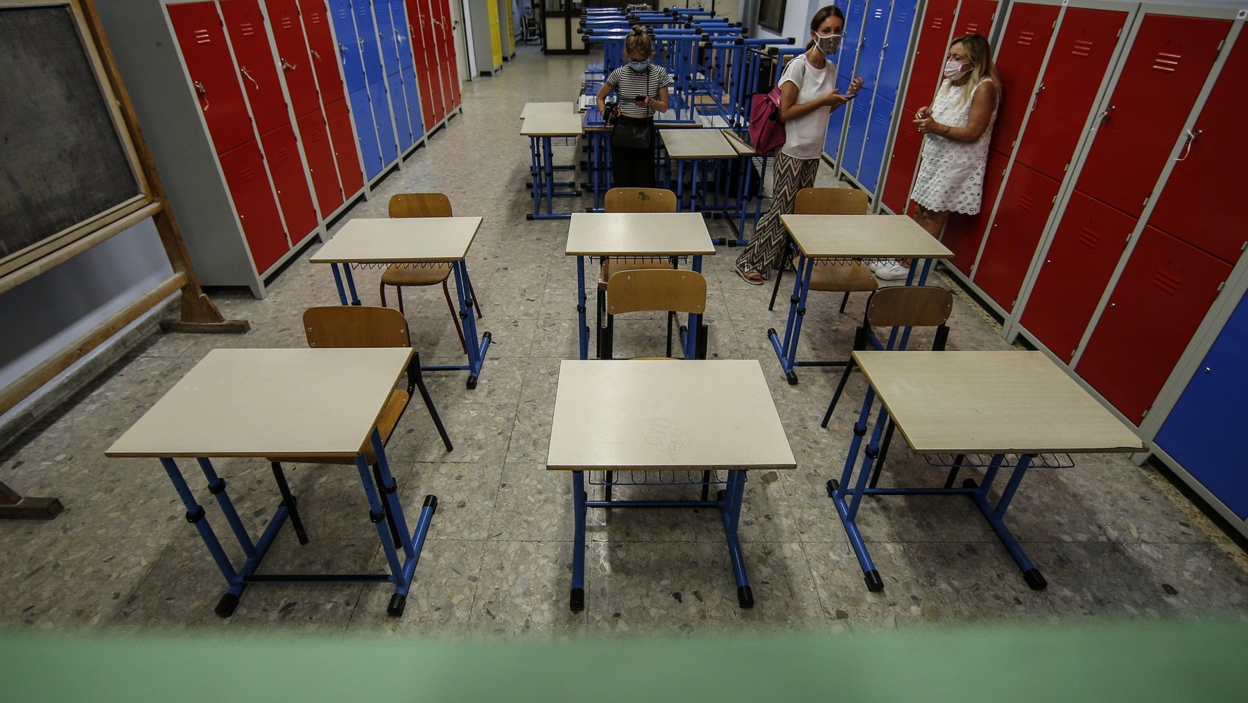 Scuola, i presidi sulla riduzione del metro di distanza: “Basta la mascherina? Tanto rumore per nulla”