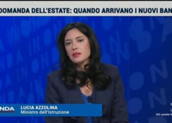 Scuola, la proposta dell’Azzolina: “Incentivi per far stare a casa i padri”