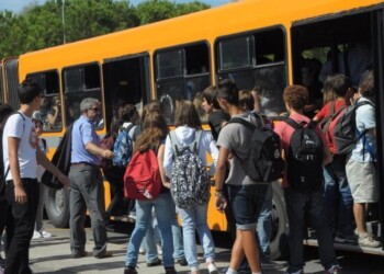 Scuola, vertice Governo-Regioni: in arrivo i banchi monoposto. Ma non c’è intesa sui trasporti
