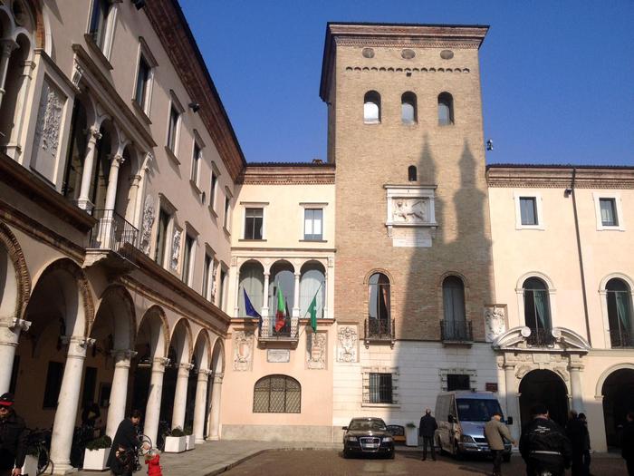 Si dà fuoco a Crema, passanti filmano