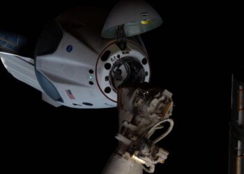 Spazio: Crew Dragon si sgancia da Iss per il ritorno