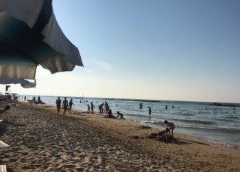 Spiaggia Termoli piena di villeggianti nel fine settimana