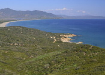 Sud Sardegna, si tuffa per aiutare il figlio e un amichetto in difficoltà: papà li salva ma poi muore annegato