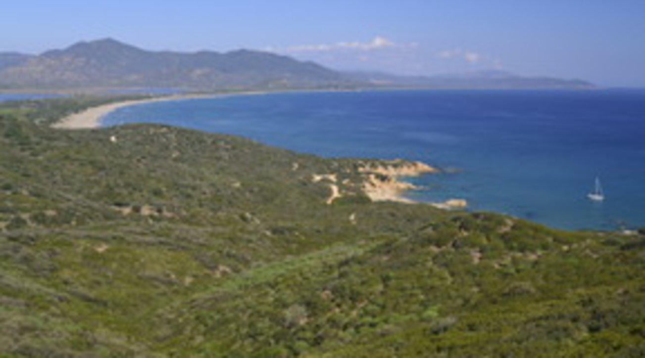 Sud Sardegna, si tuffa per aiutare il figlio e un amichetto in difficoltà: papà li salva ma poi muore annegato